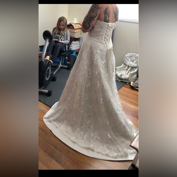 Elegant White Lace Wedding Dress - Picture 2 of 2